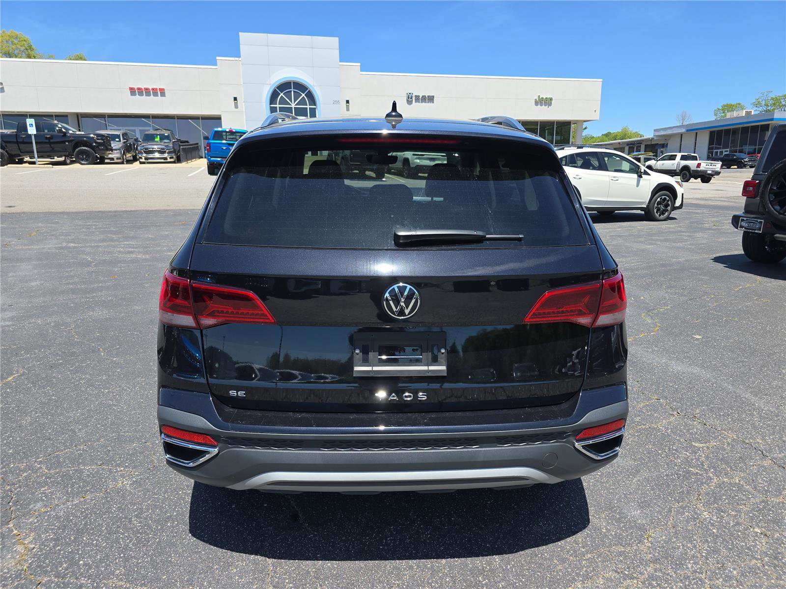Used 2023 Volkswagen Taos SE FWD image 4