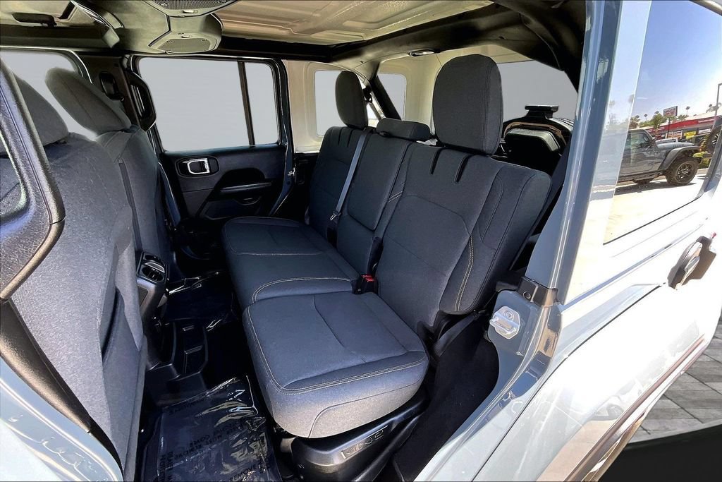 Used 2025 Jeep Wrangler Unlimited Sahara AWD/4WD image 19