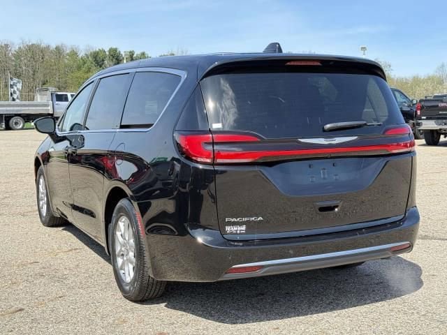 Used 2024 Chrysler Pacifica Touring-L FWD image 6