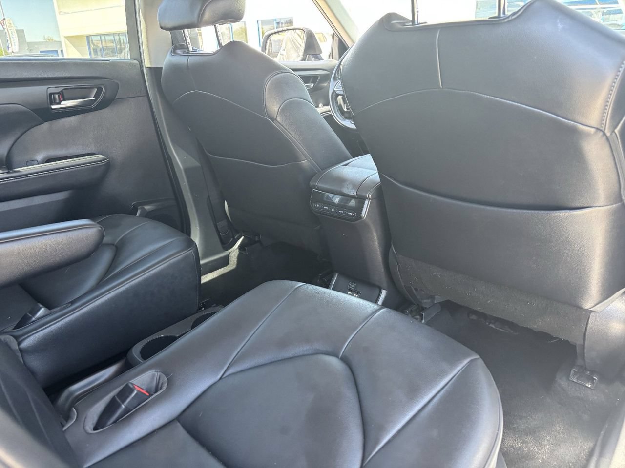 Used 2020 Toyota Highlander XLE AWD/4WD image 11