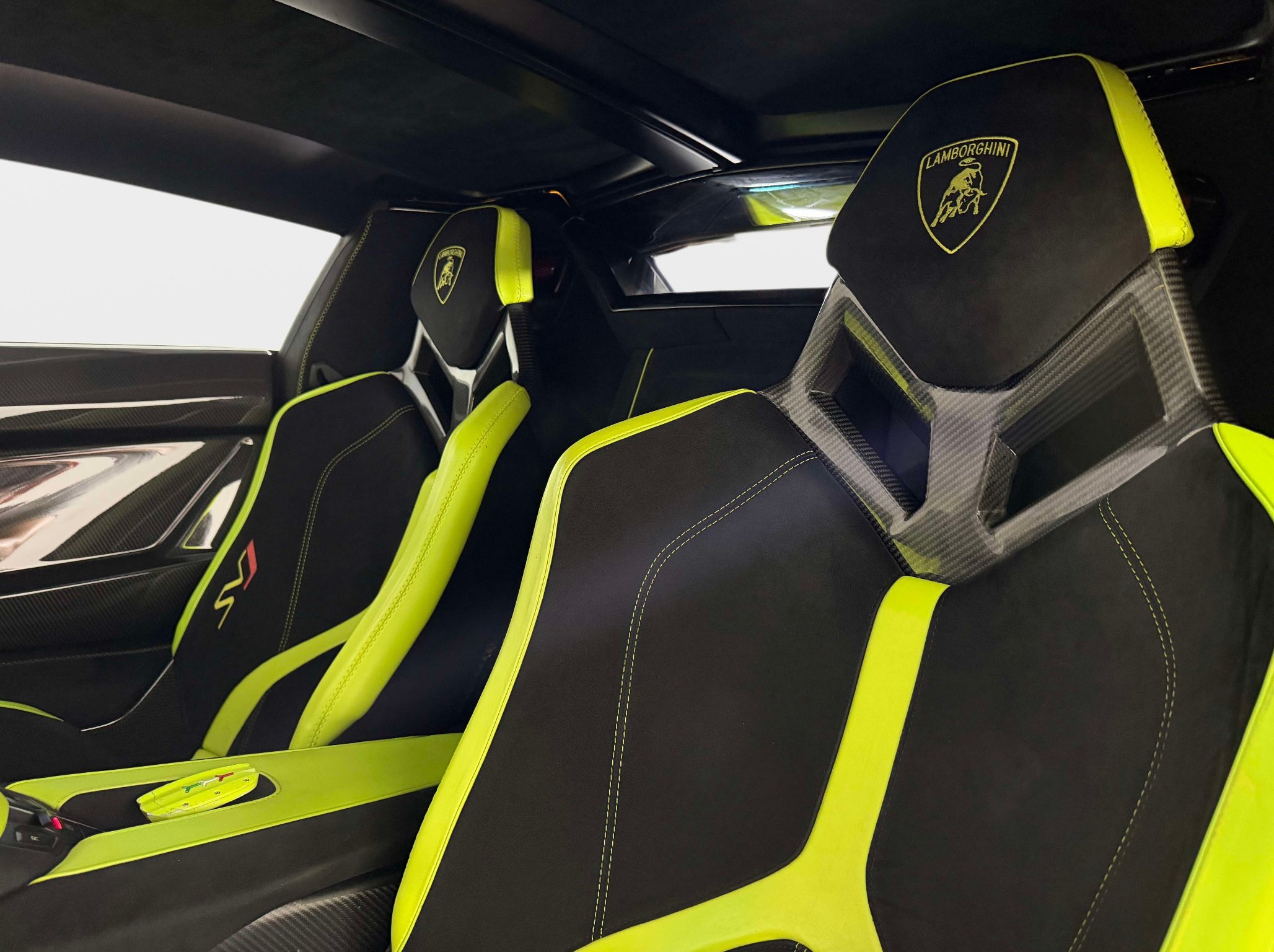 Used 2020 Lamborghini Aventador SVJ AWD/4WD image 38