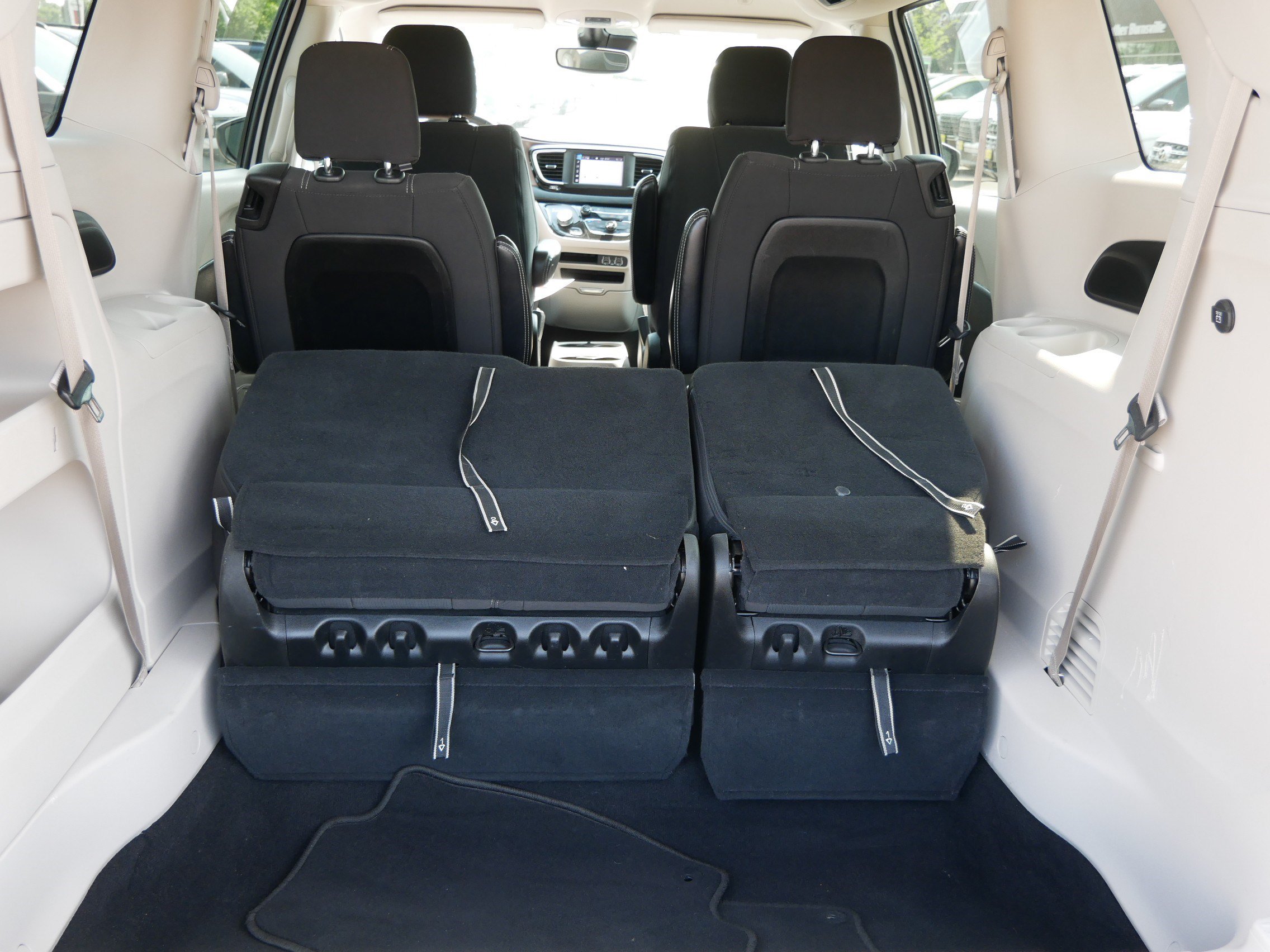 Used 2023 Chrysler Voyager LX FWD image 18