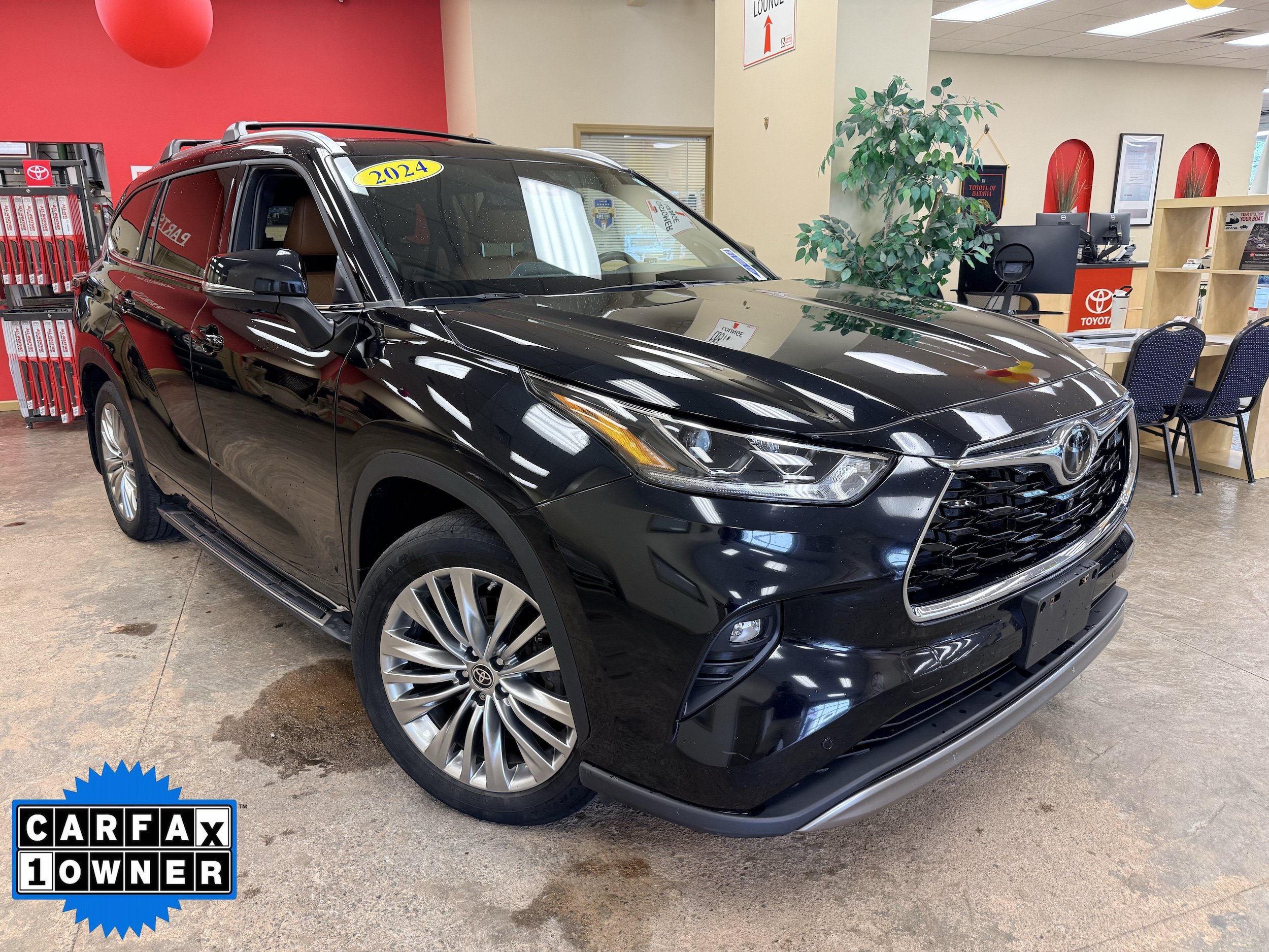 Used 2024 Toyota Highlander Platinum AWD/4WD image 1