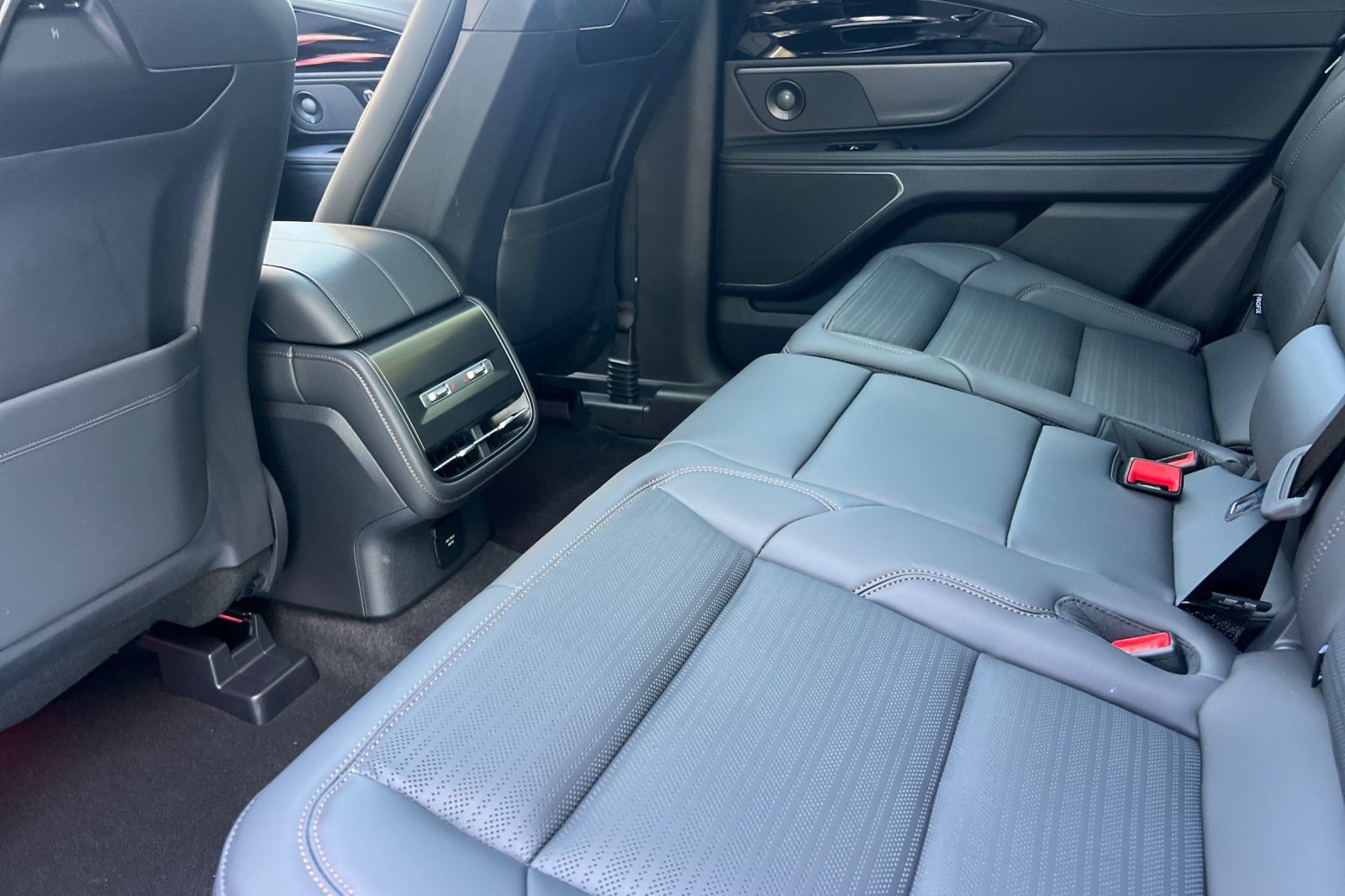 New 2026 Lincoln Nautilus Reserve w/ Jet Appearance Package AWD/4WD image 9