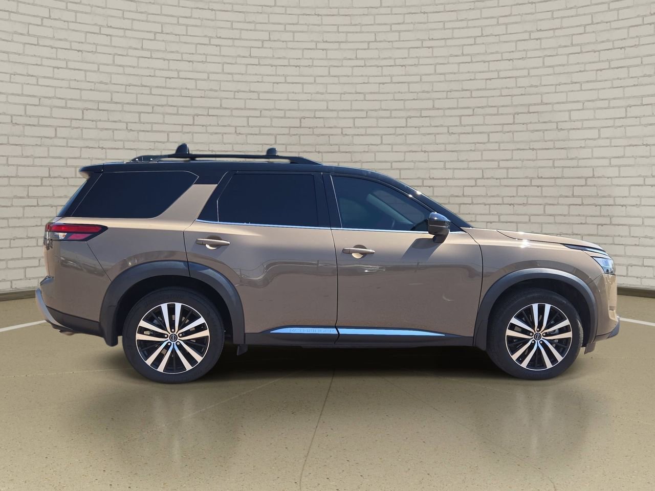 Used 2024 Nissan Pathfinder Platinum w/ Cargo Package FWD image 4