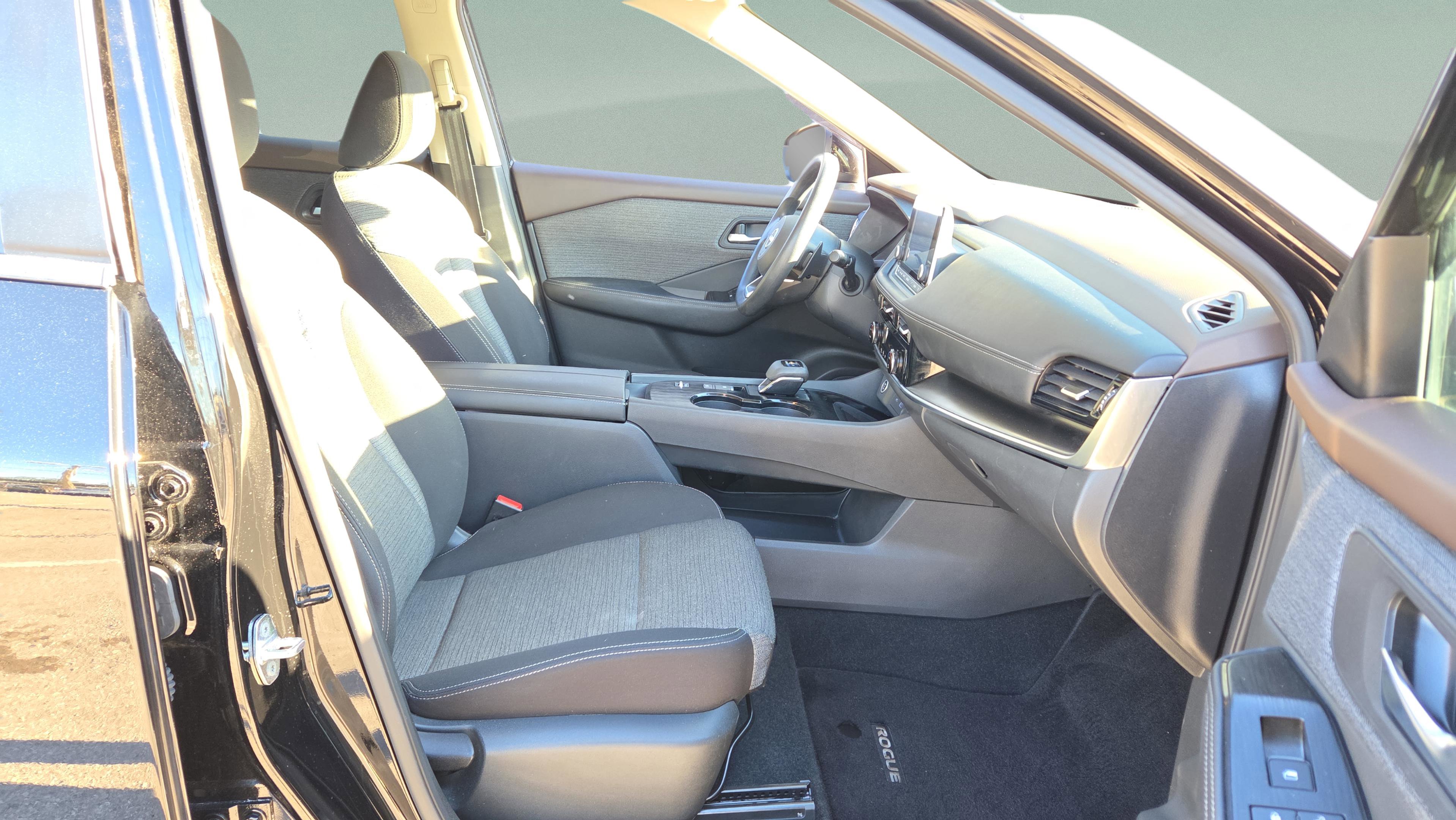 Used 2022 Nissan Rogue SV image 18