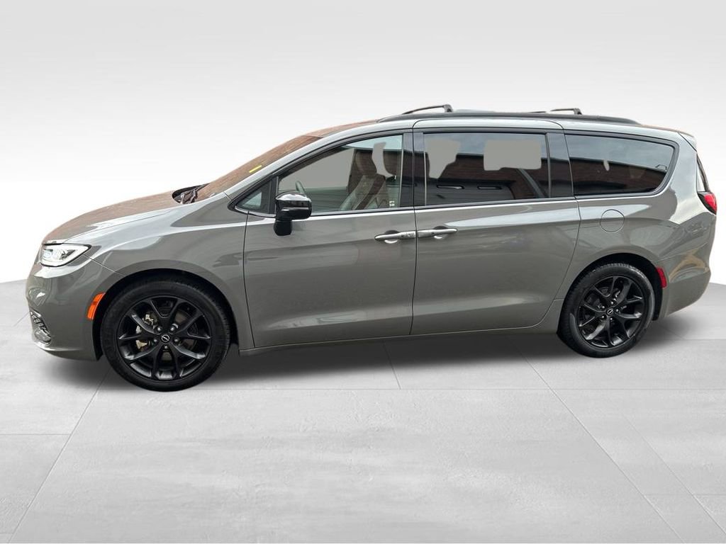 Used 2025 Chrysler Pacifica Limited image 3