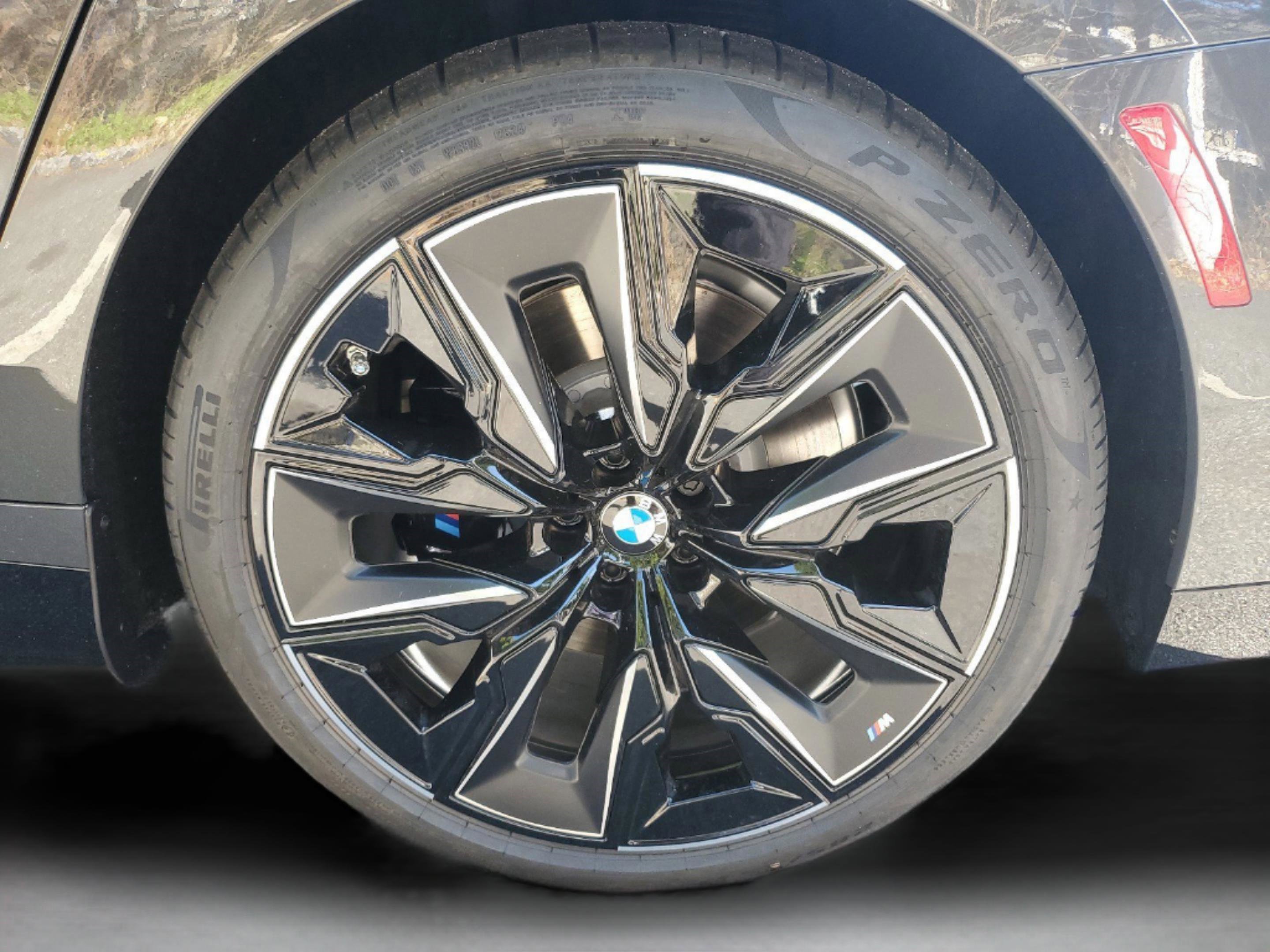 Used 2025 BMW 750e xDrive image 10