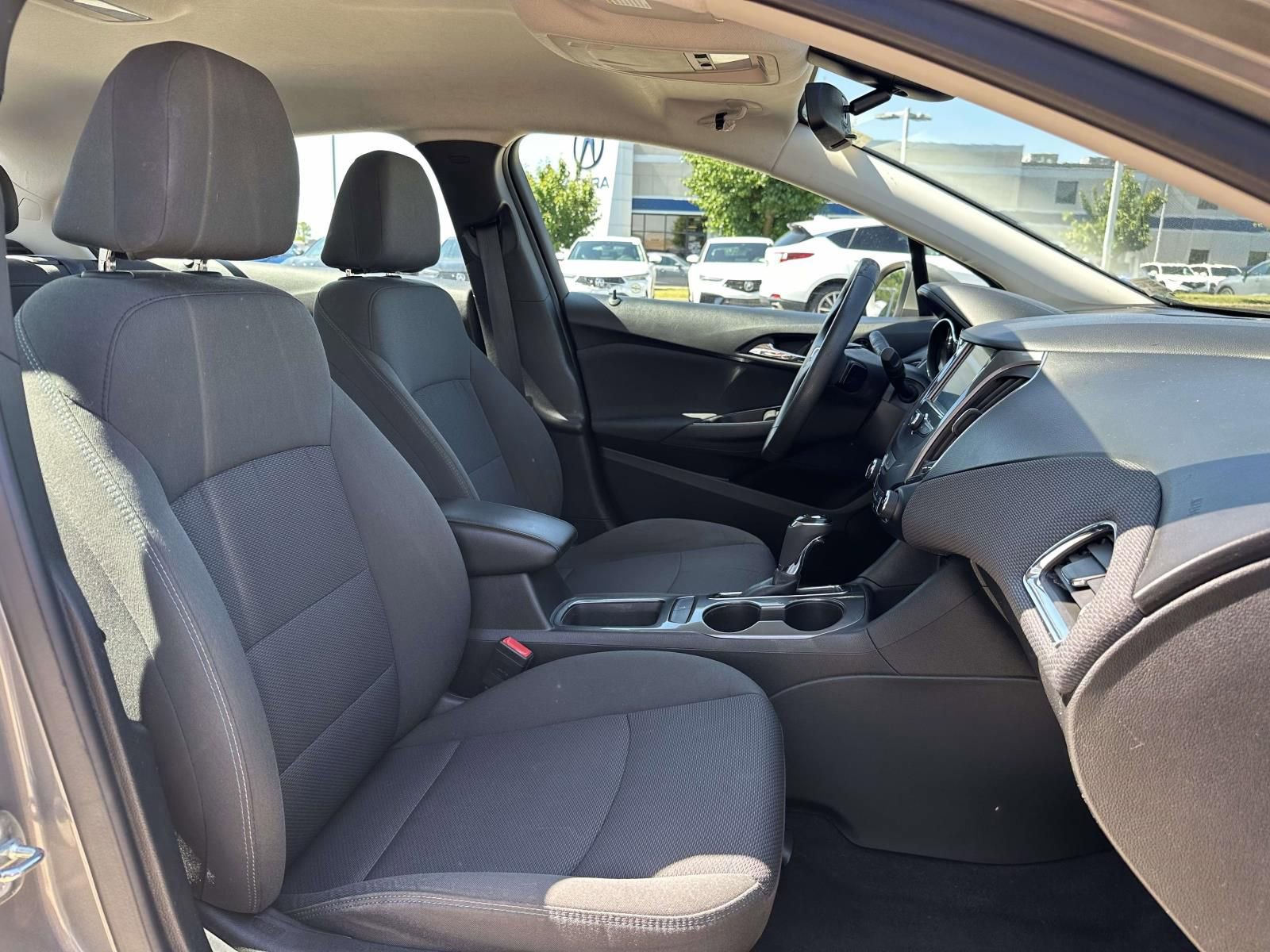Used 2018 Chevrolet Cruze LT w/ Convenience Package FWD image 10