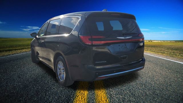 Certified 2024 Chrysler Pacifica Touring-L image 28
