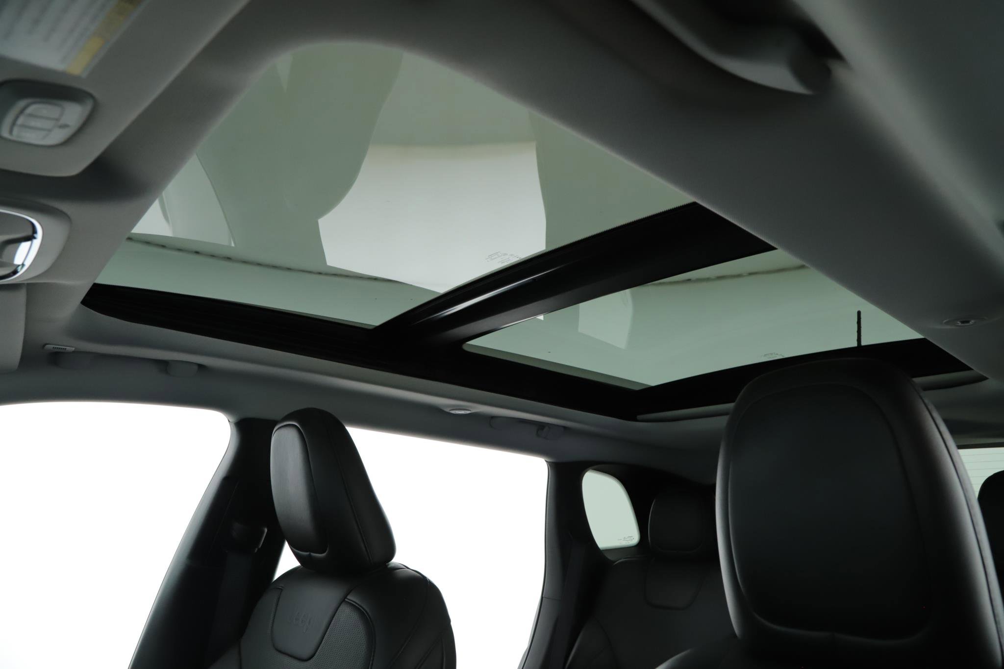 Used 2019 Jeep Cherokee Limited w/ Luxury Group image 5