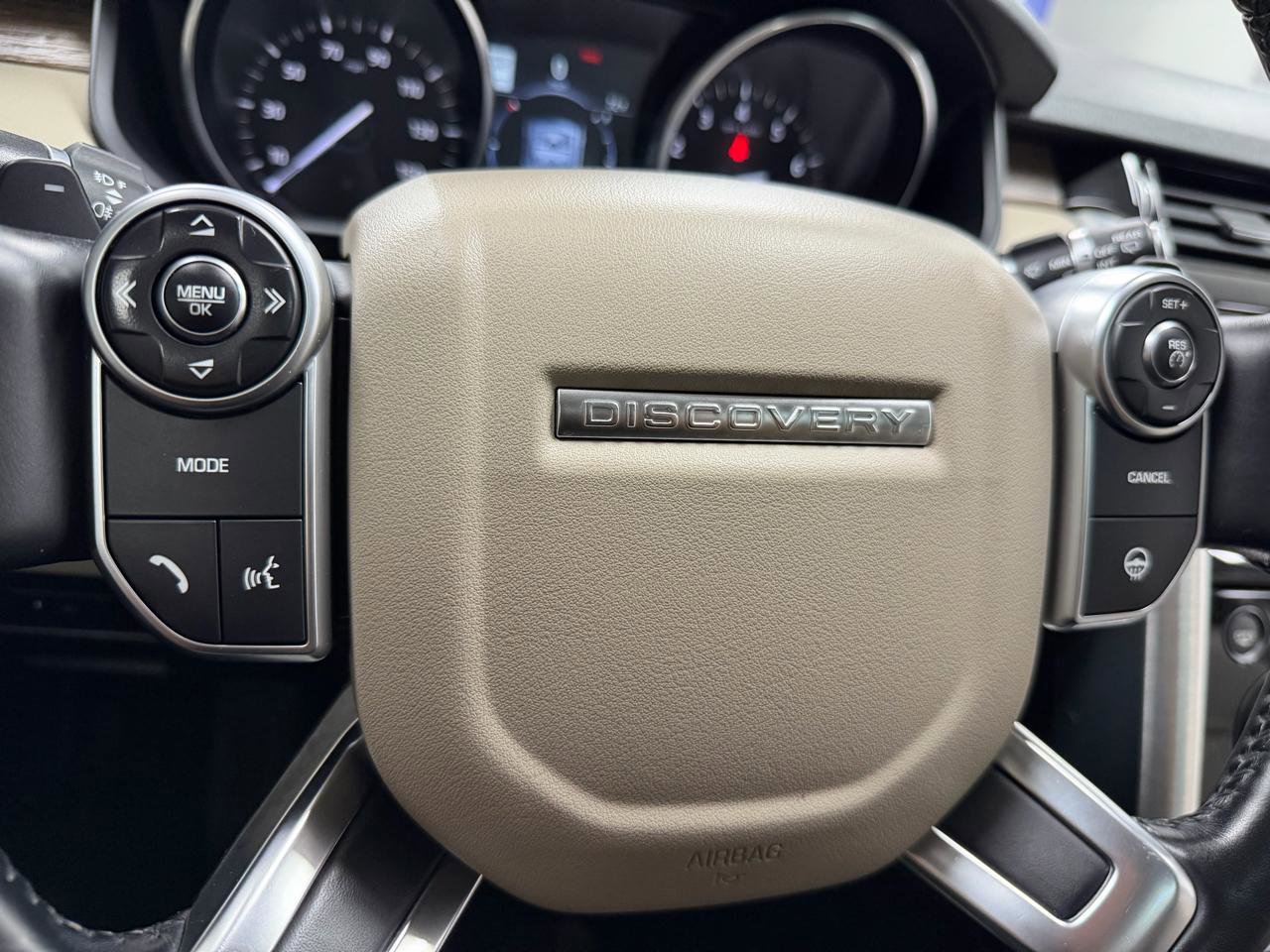 Used 2017 Land Rover Discovery HSE image 18