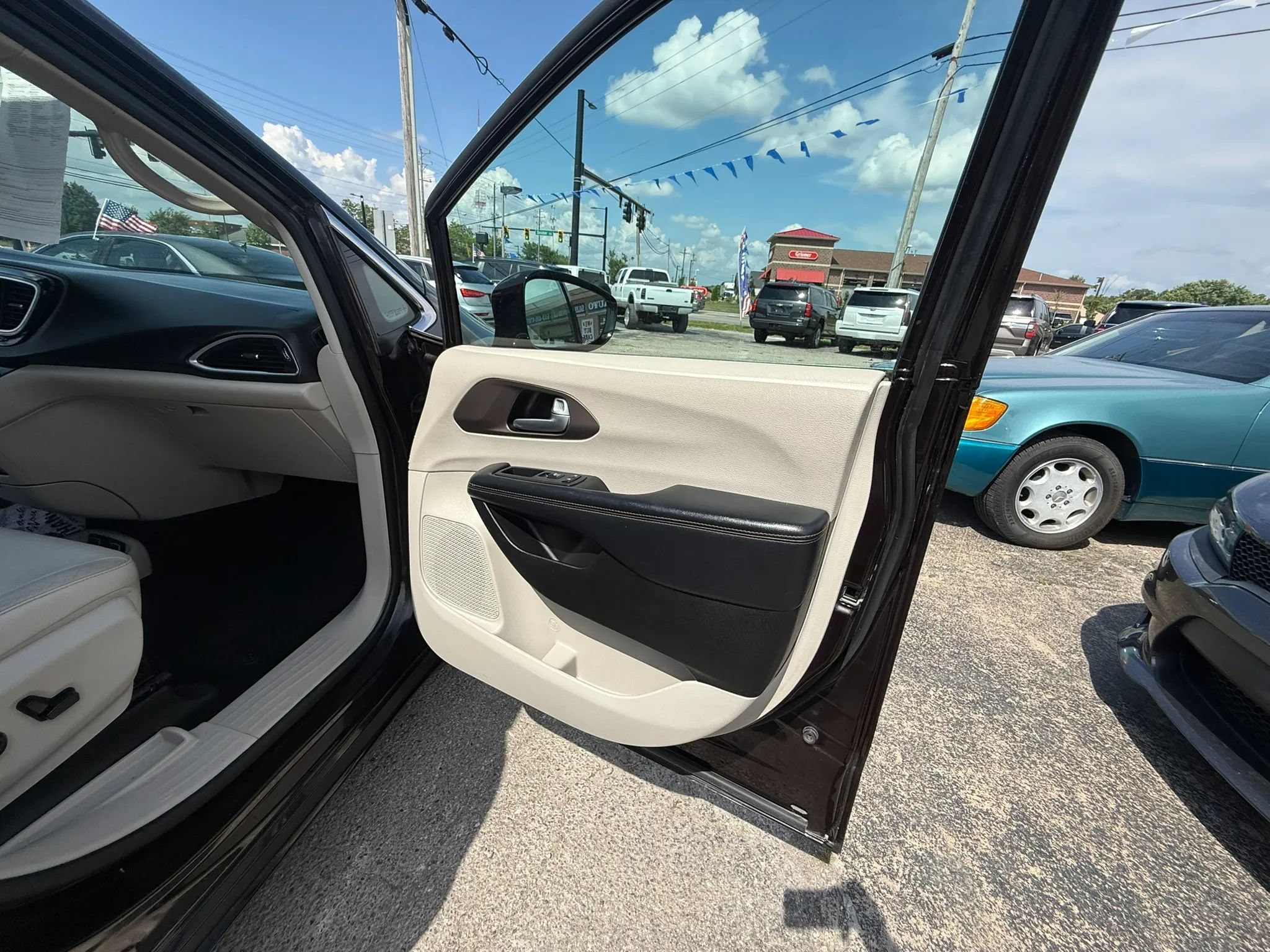 Used 2017 Chrysler Pacifica Touring-L Plus FWD image 22