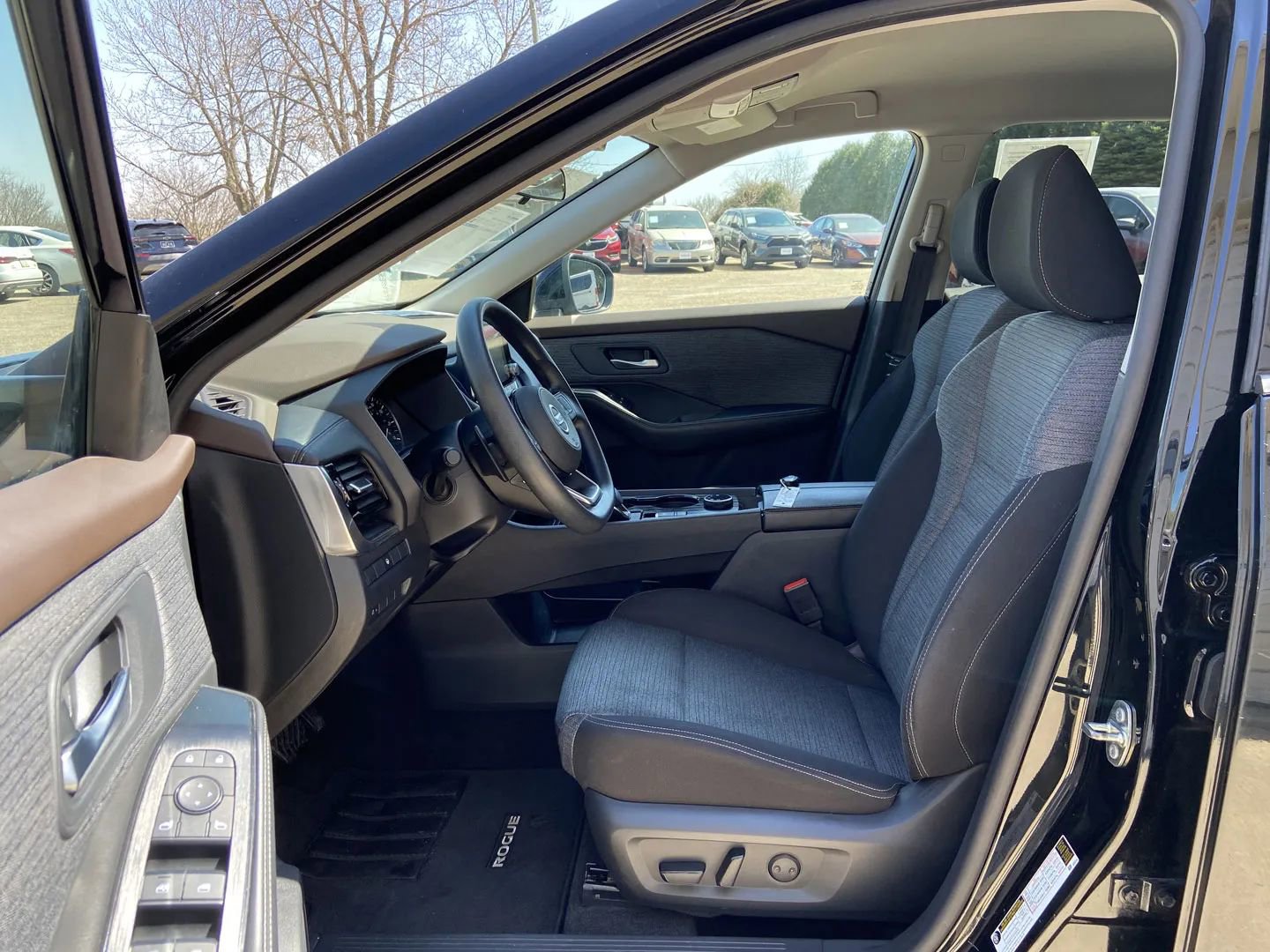 Used 2021 Nissan Rogue SV image 11