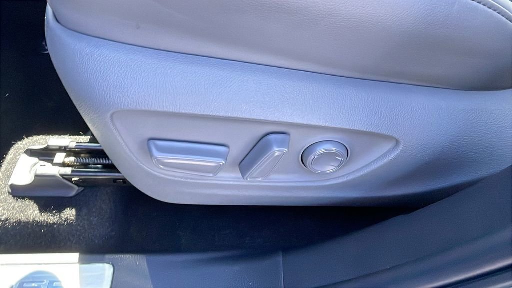 Used 2024 Toyota Highlander Limited image 30