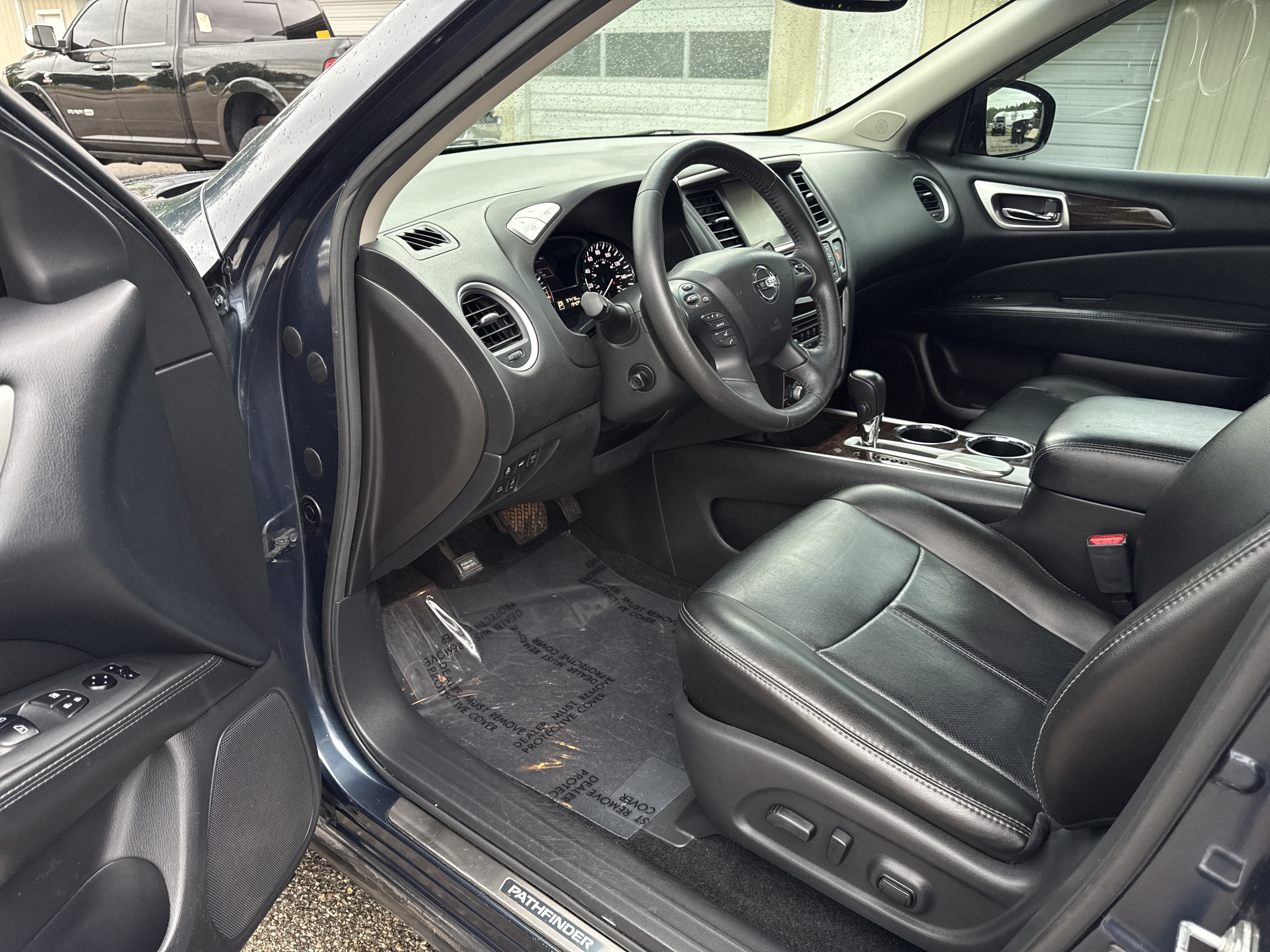 Used 2014 Nissan Pathfinder Platinum FWD image 15