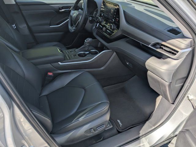 Used 2022 Toyota Highlander XLE AWD/4WD image 12
