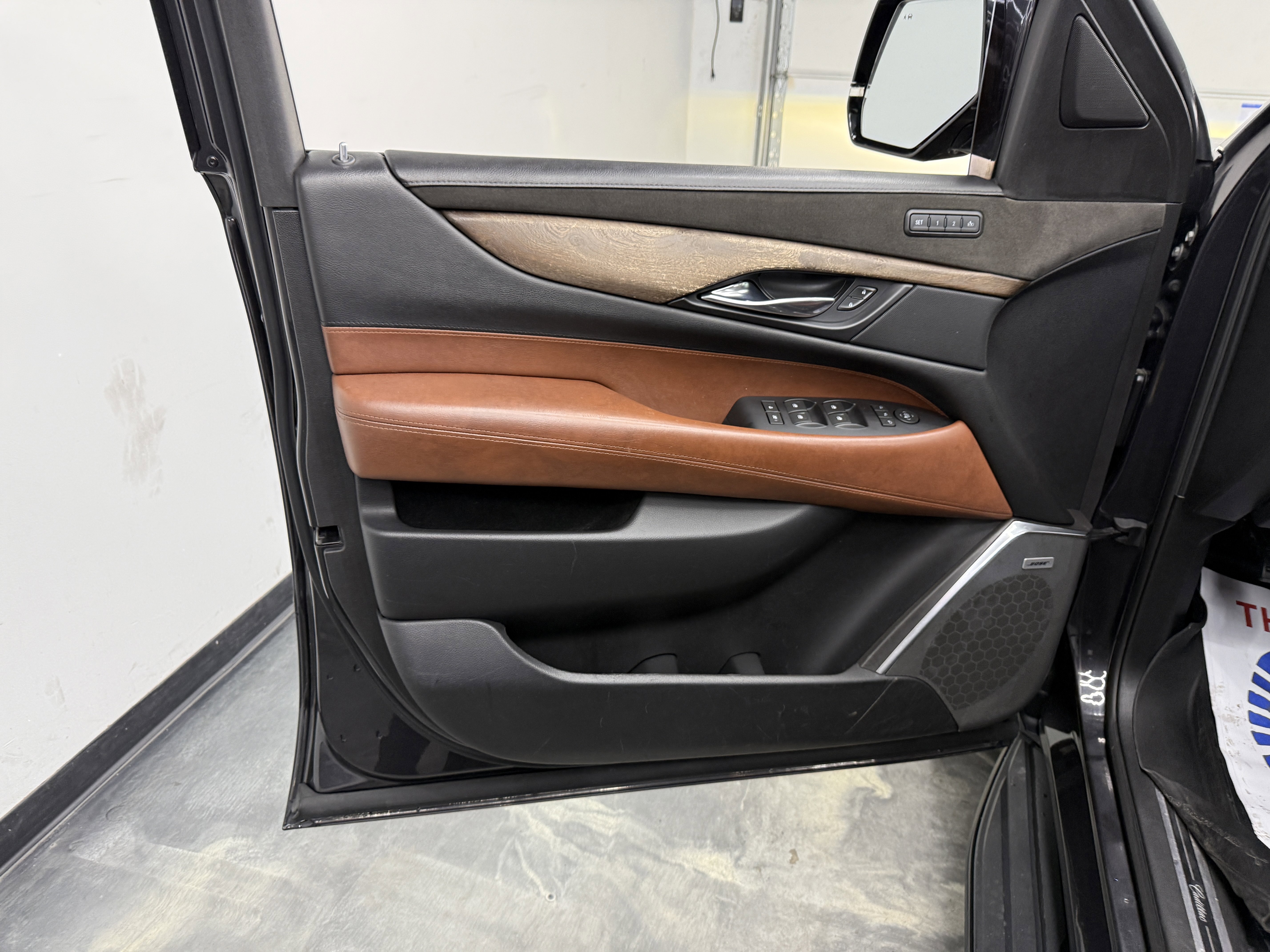 Used 2018 Cadillac Escalade Luxury AWD/4WD image 10