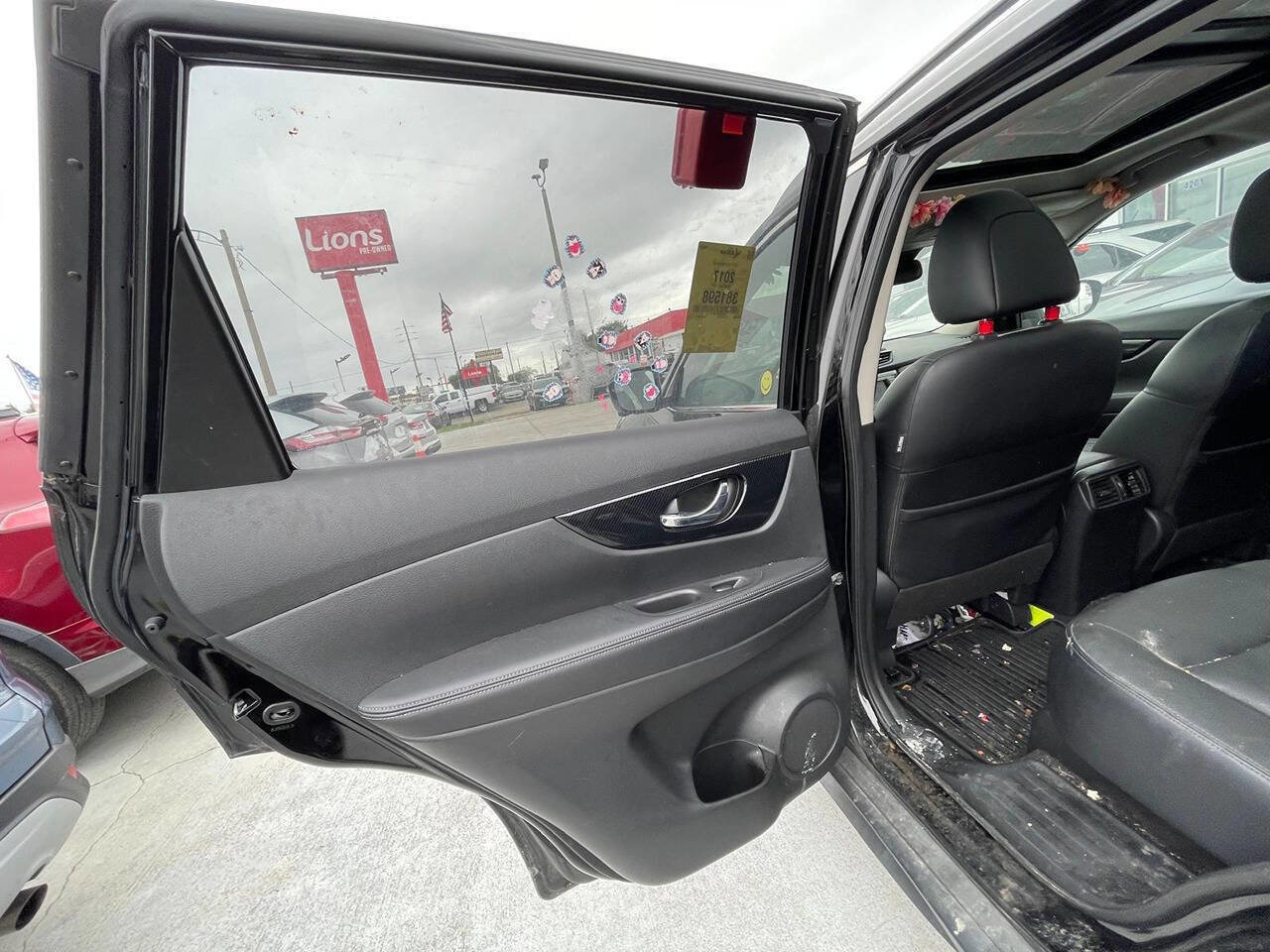 Used 2017 Nissan Rogue SL w/ SL Premium Package image 12