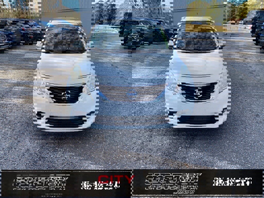 Used 2014 Nissan Versa SV image 2