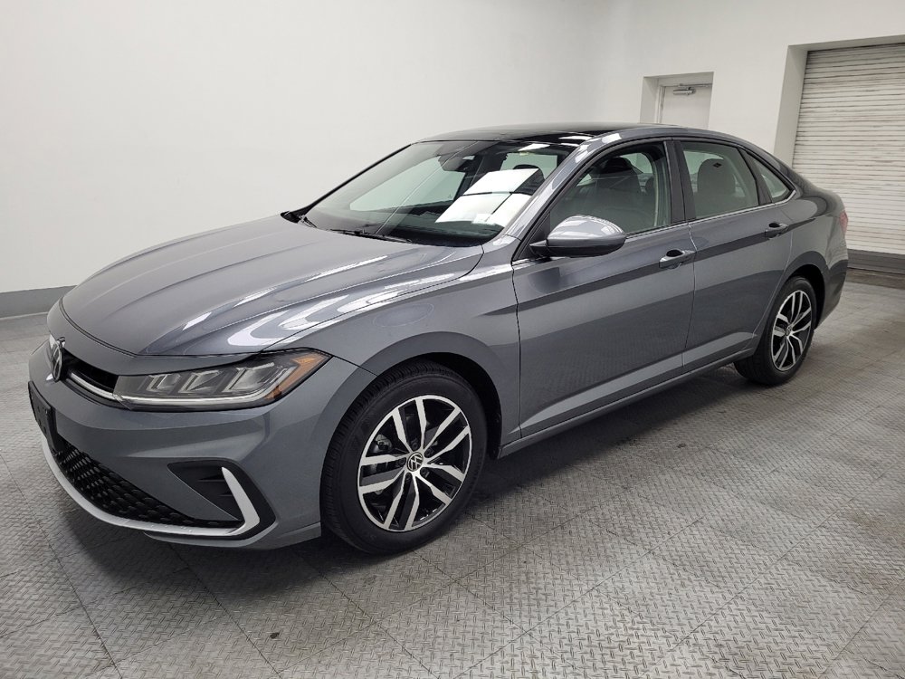 Used 2025 Volkswagen Jetta SE FWD image 2
