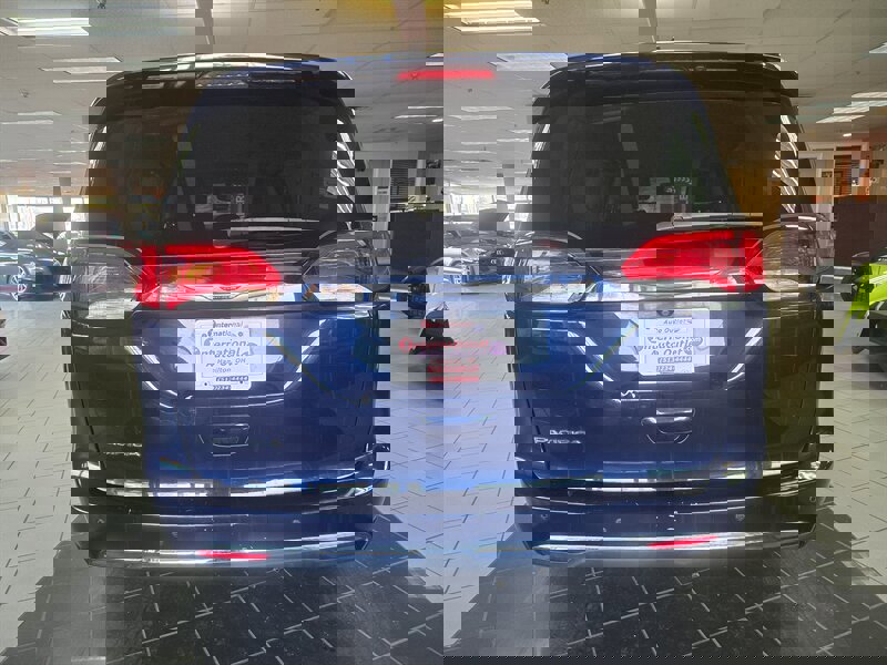 Used 2020 Chrysler Pacifica Touring-L image 6