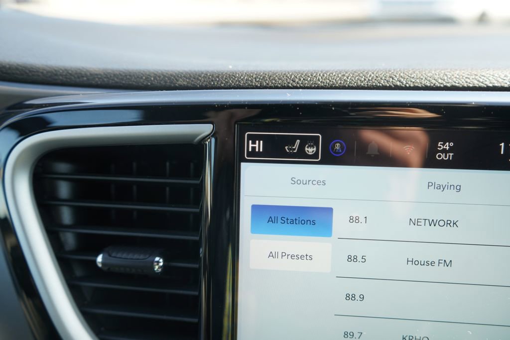Used 2025 Chrysler Pacifica Select FWD image 36