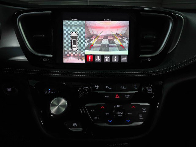 Used 2024 Chrysler Pacifica Limited image 29