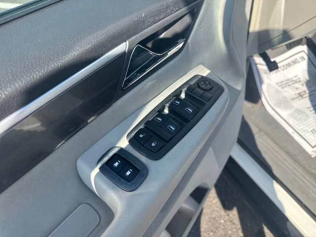Used 2009 Volkswagen Routan S FWD image 11
