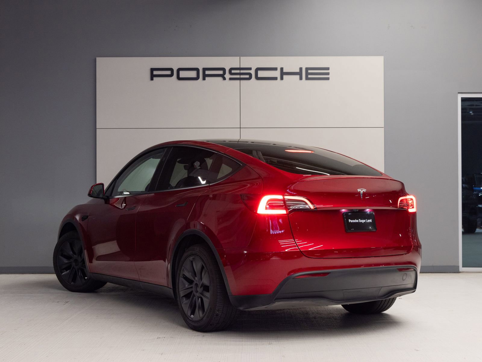 Used 2024 Tesla Model Y 2WD image 3