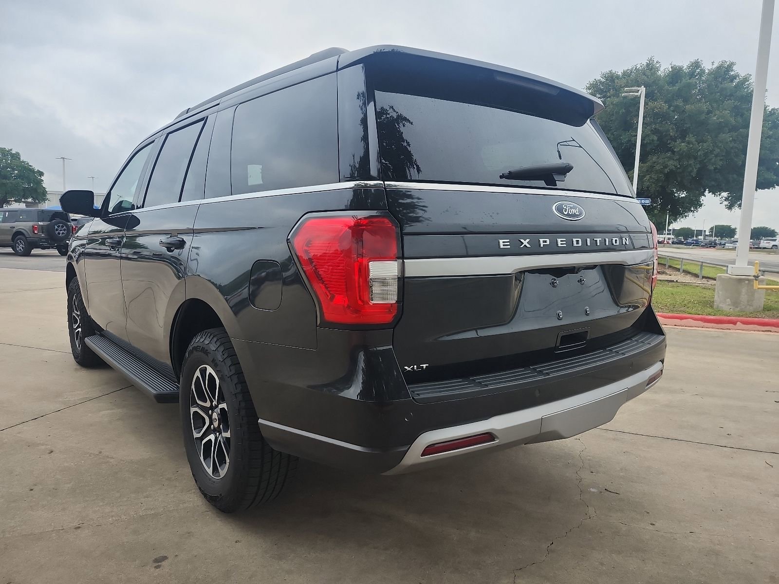 Used 2024 Ford Expedition XLT AWD/4WD image 5