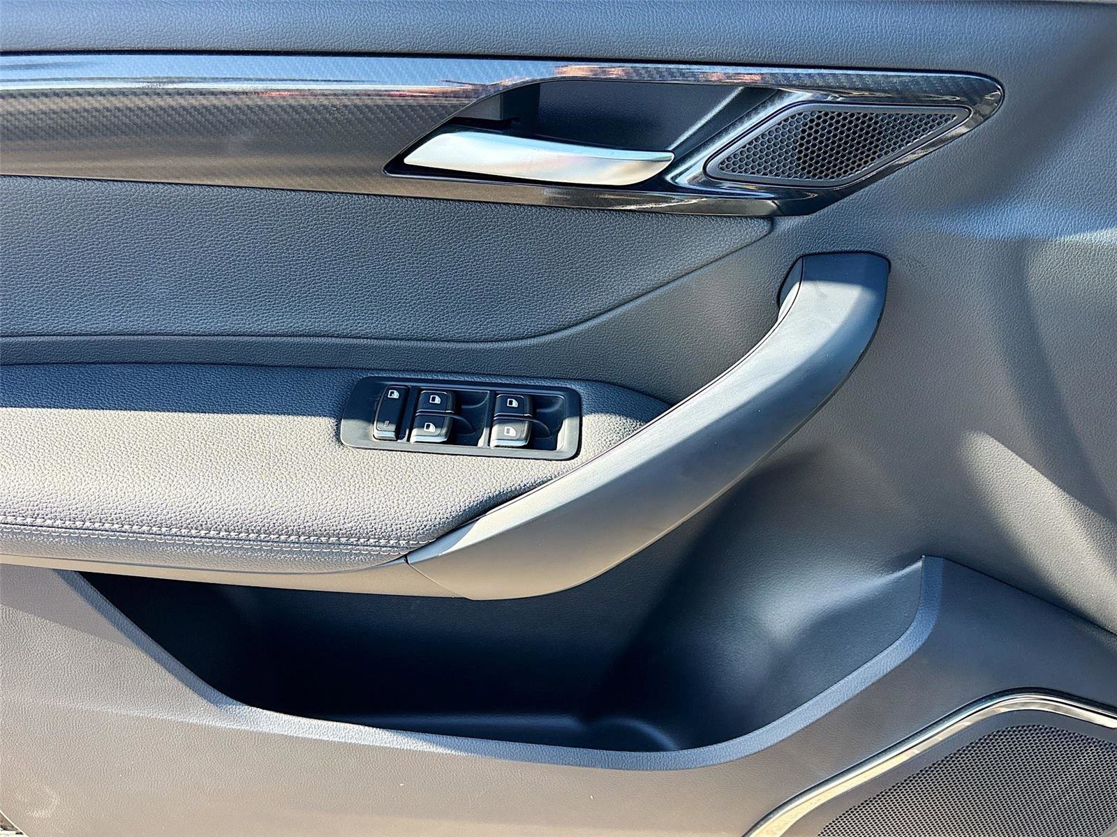 New 2025 VinFast VF 8 Eco image 18