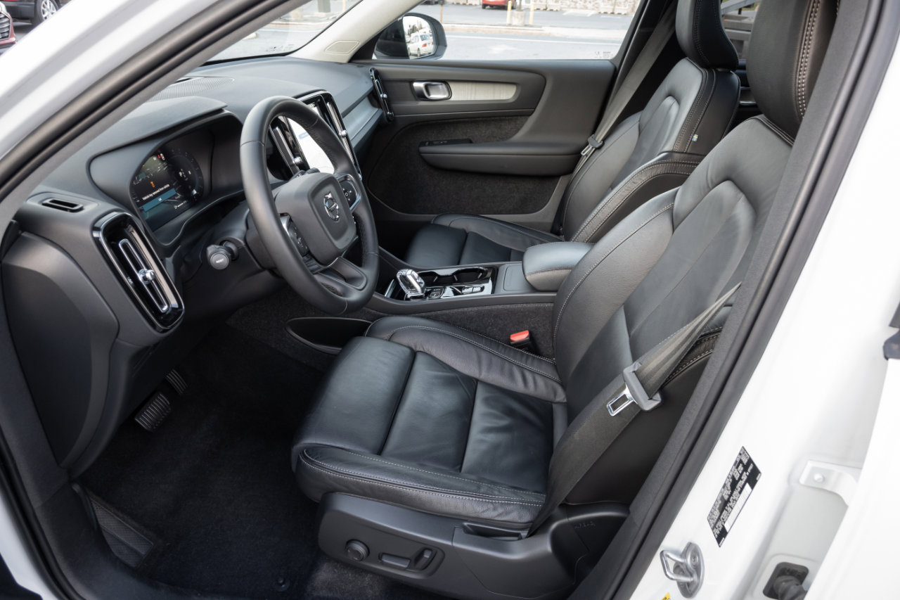 Used 2023 Volvo XC40 B5 Plus image 18