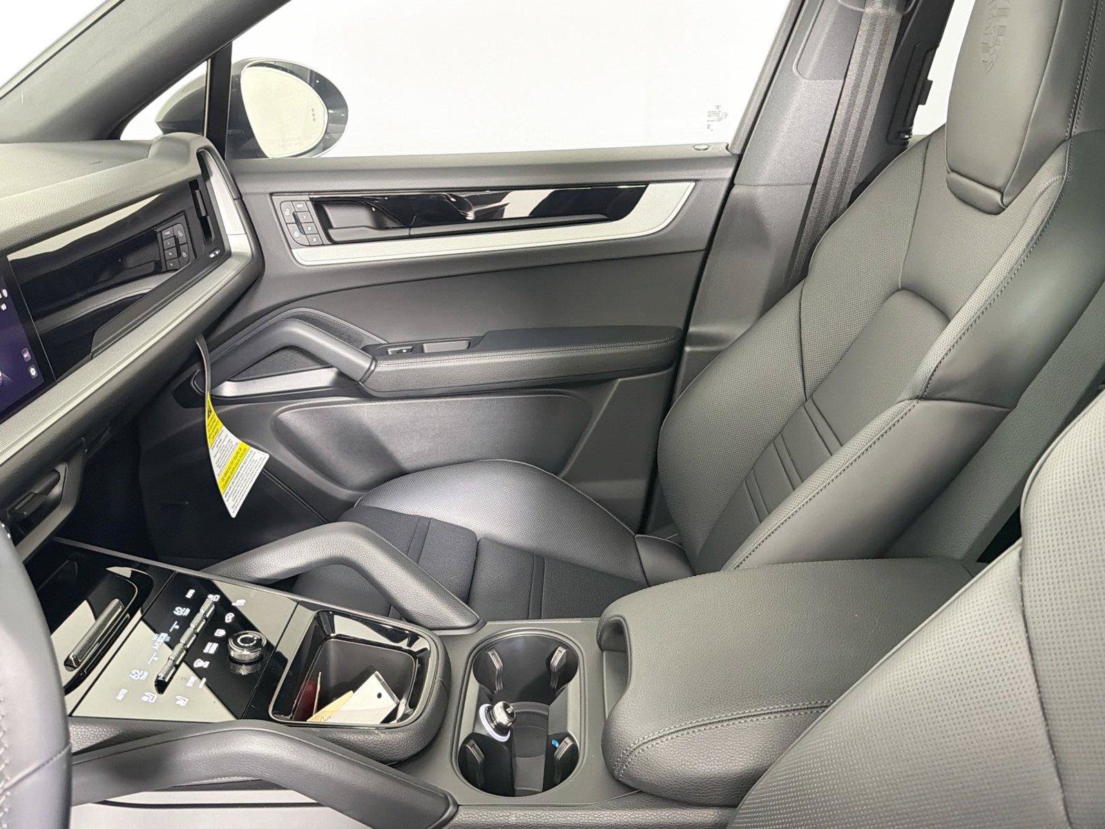 Certified 2025 Porsche Cayenne Coupe AWD/4WD image 30