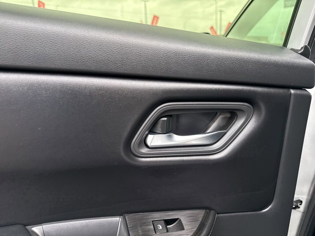 Used 2024 Nissan Rogue SV image 31