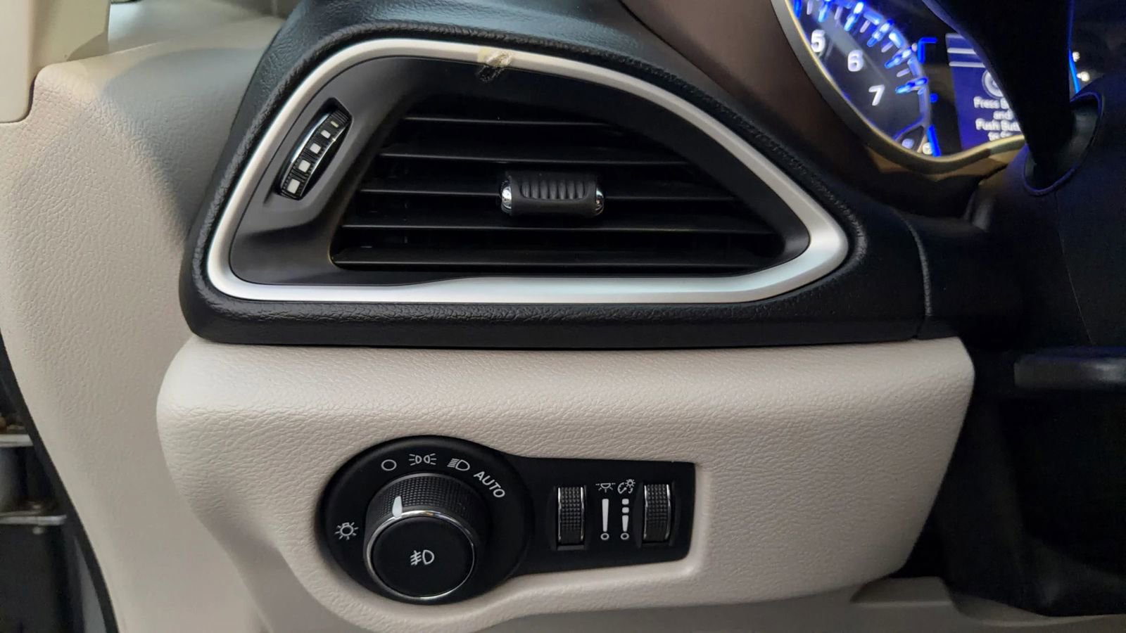 Used 2018 Chrysler Pacifica Touring-L image 17