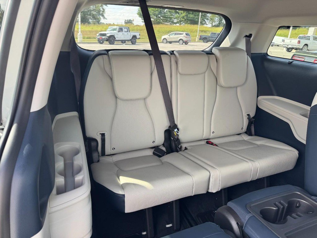 Used 2025 Kia Carnival EX FWD image 14