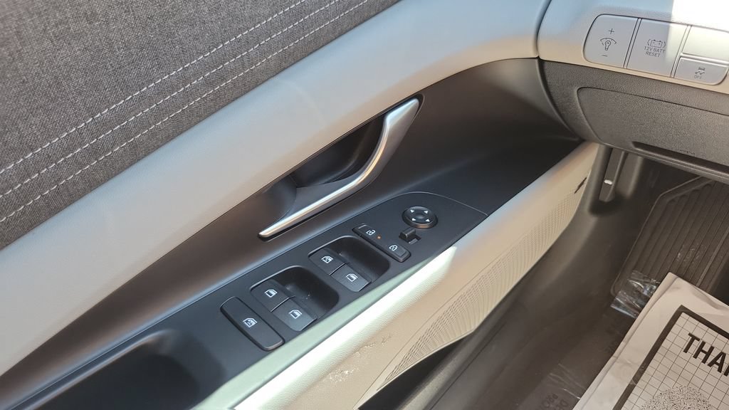 Certified 2025 Hyundai Elantra Limited FWD image 20