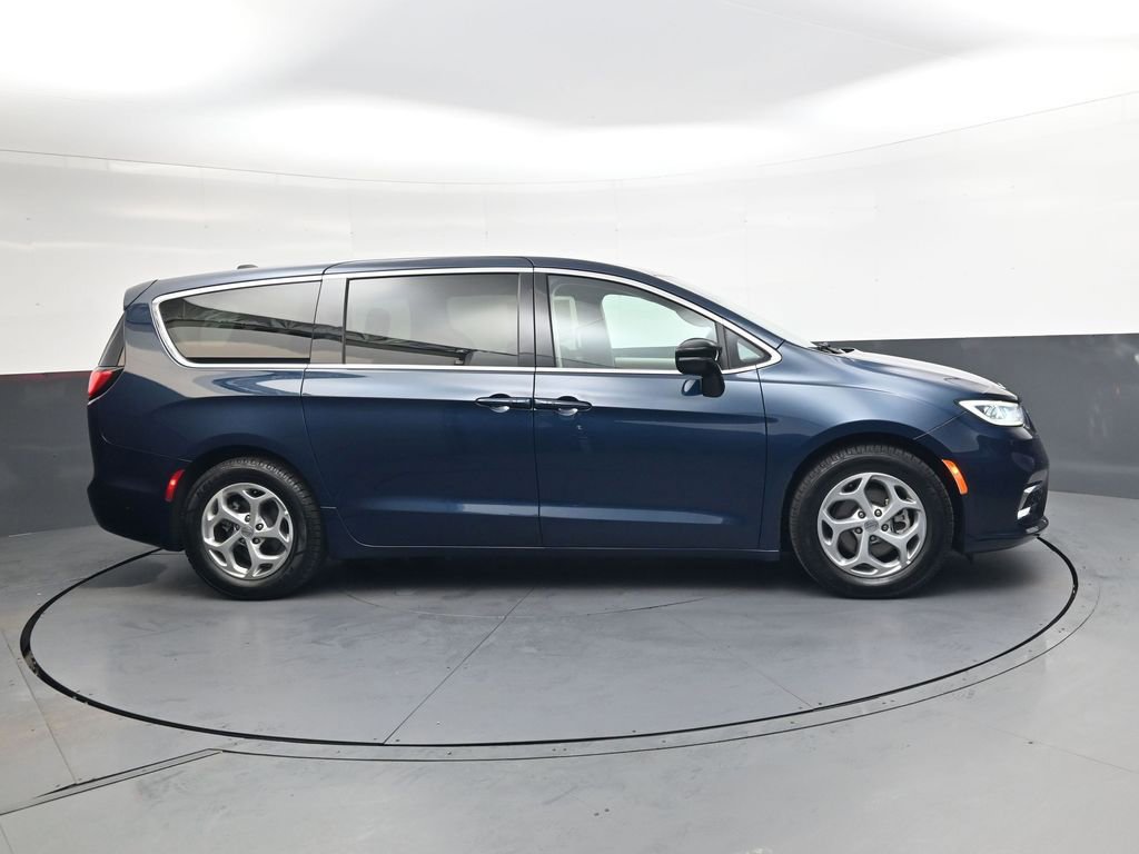 Used 2024 Chrysler Pacifica Limited image 3