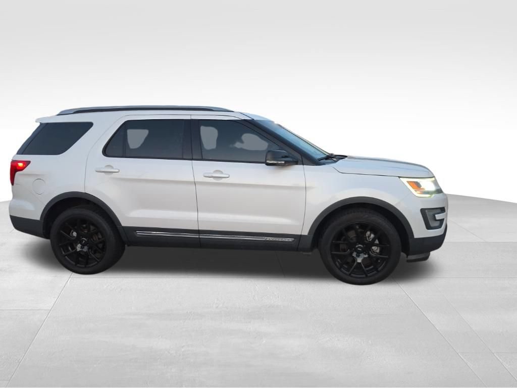 Used 2016 Ford Explorer XLT w/ Equipment Group 202A AWD/4WD image 8