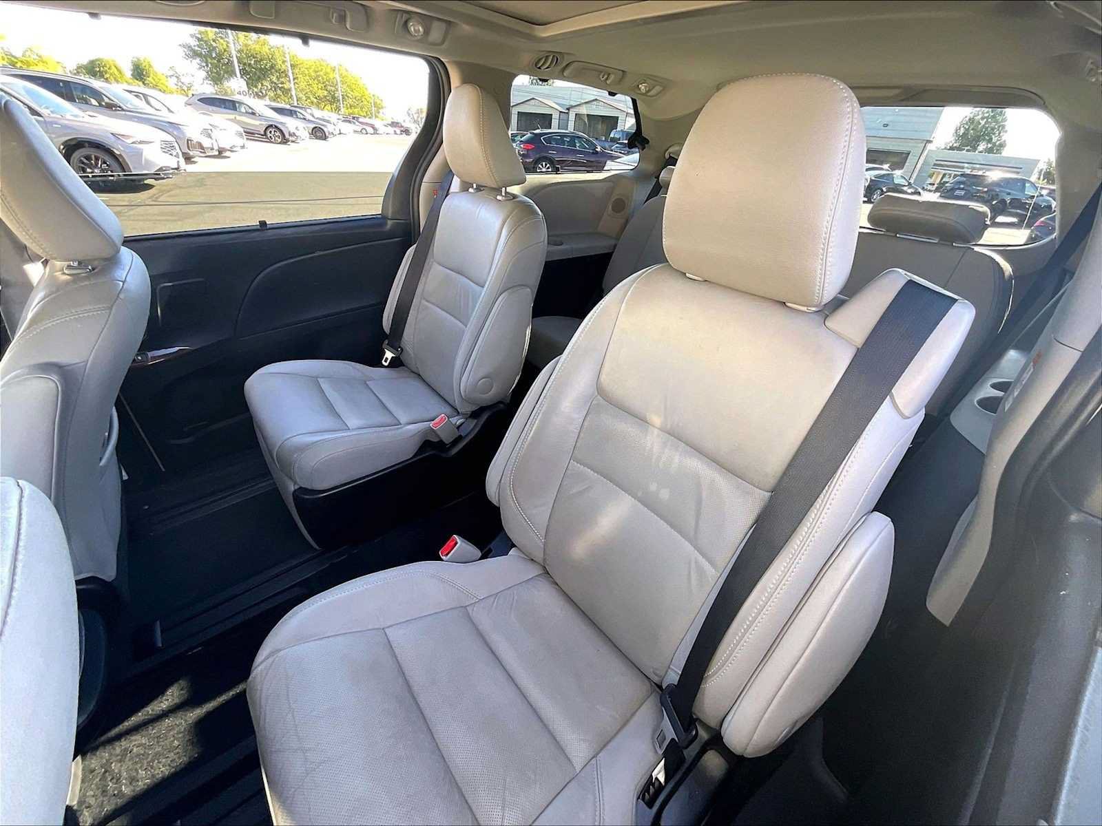 Used 2016 Toyota Sienna Limited FWD image 28