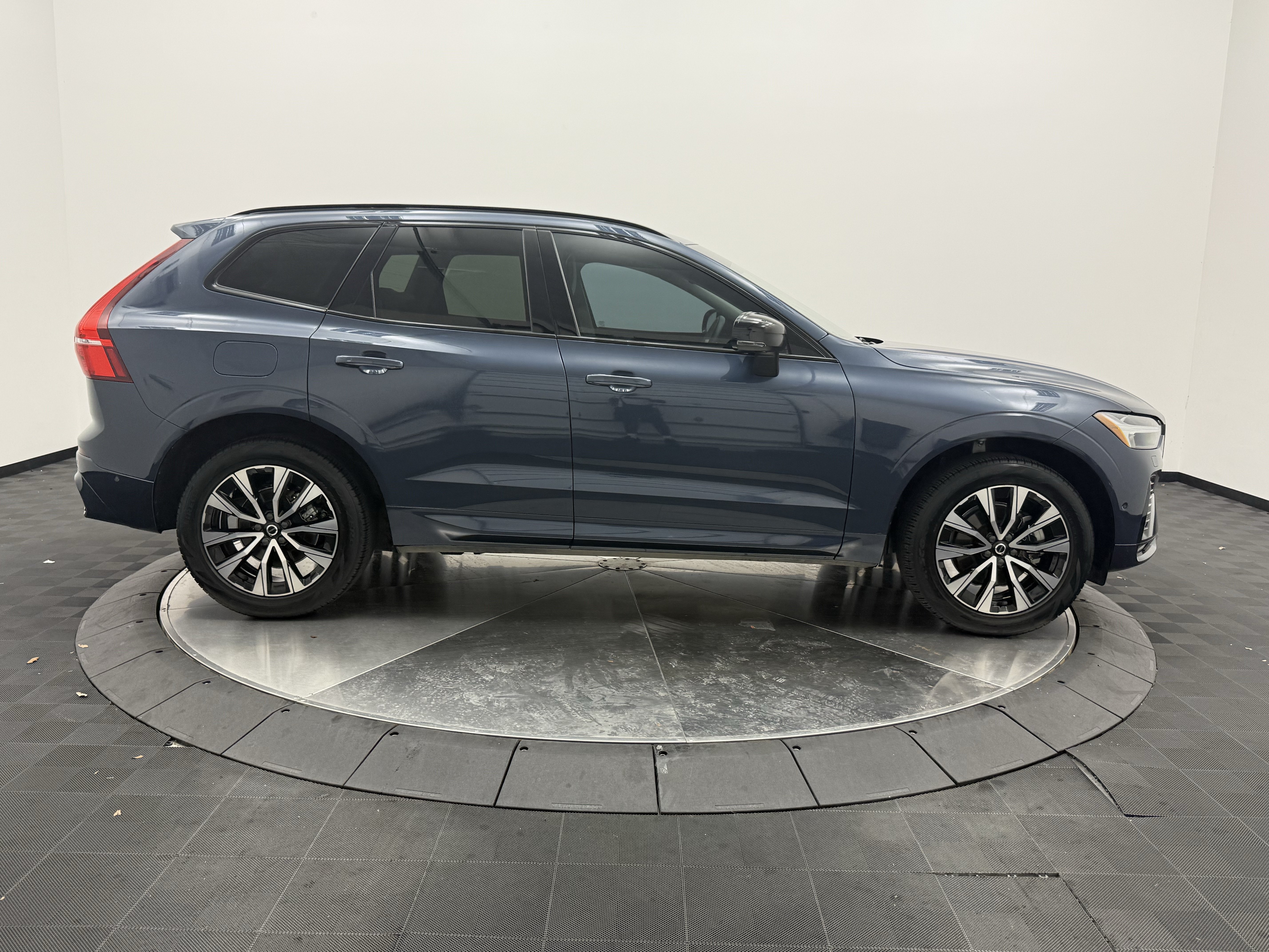 Used 2024 Volvo XC60 B5 Plus w/ Climate Package AWD/4WD image 8