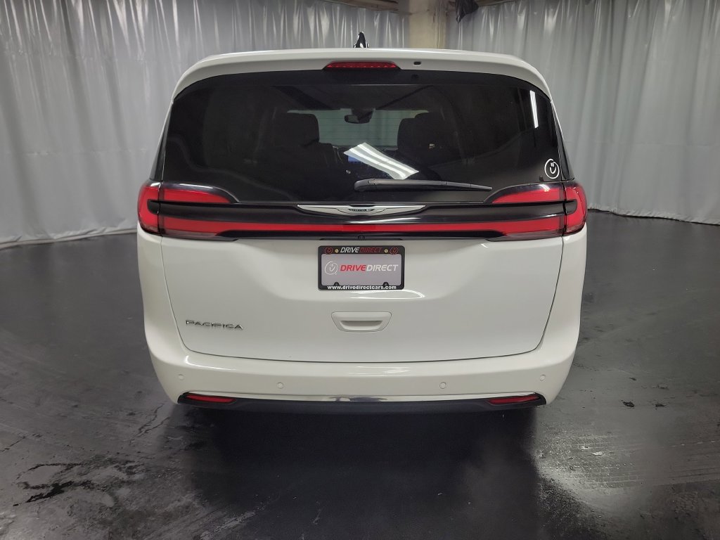 Used 2024 Chrysler Pacifica Touring-L FWD image 7