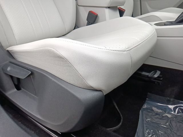 Used 2023 Volkswagen Tiguan SE R-Line image 32