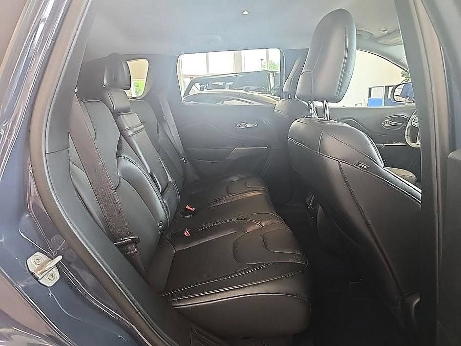 Used 2019 Jeep Cherokee Limited AWD/4WD image 34