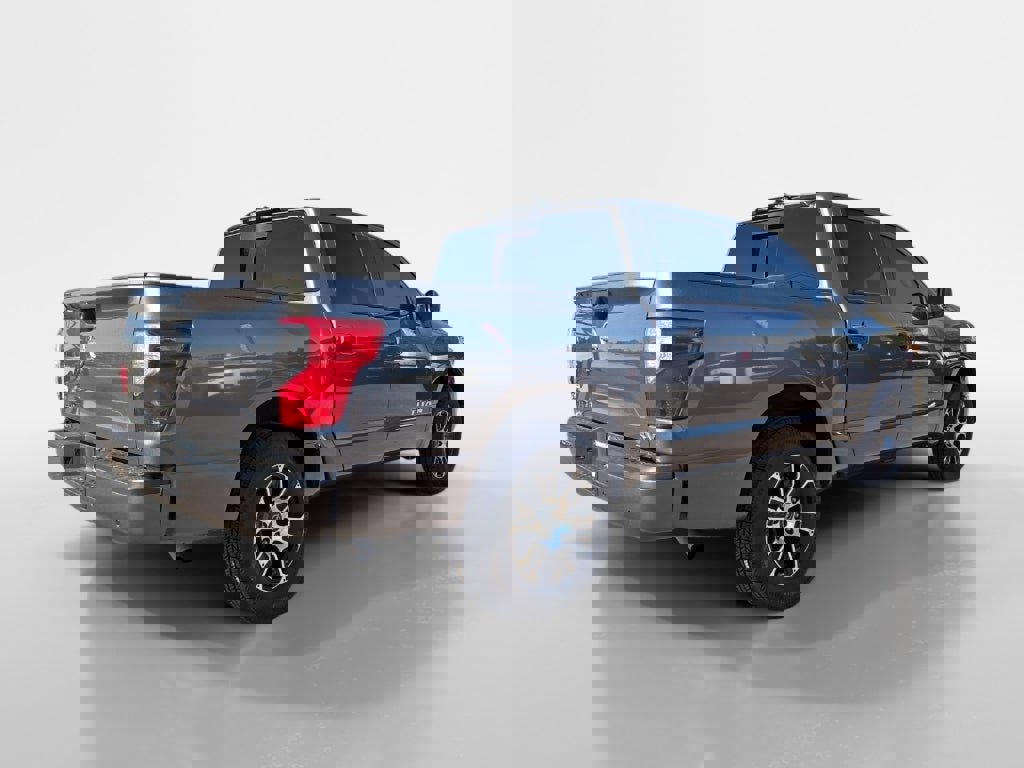Used 2023 Nissan Titan SV image 3
