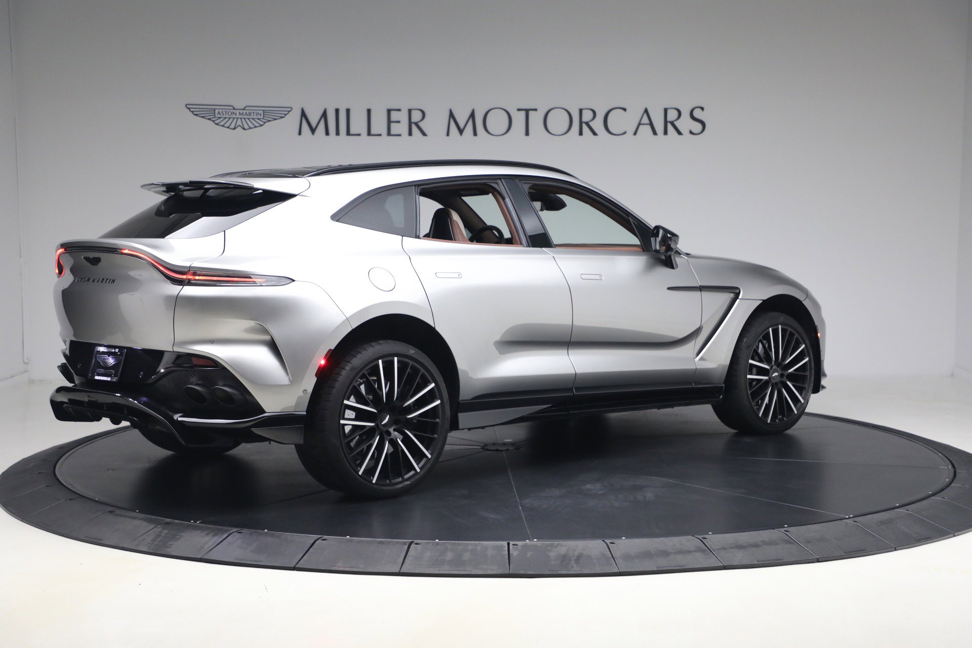 Used 2023 Aston Martin DBX 707 image 8