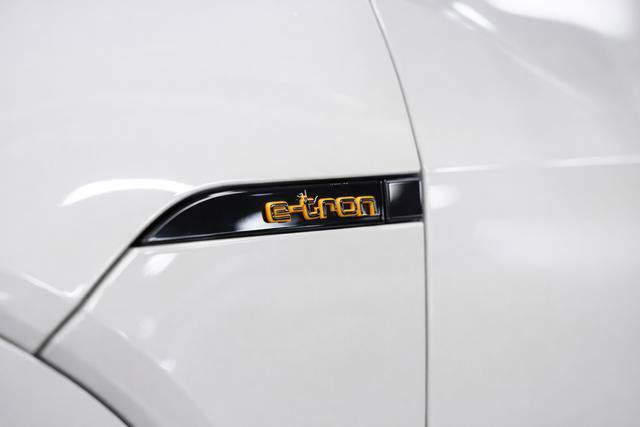 Used 2022 Audi e-tron Premium Plus w/ Premium Plus Package image 2