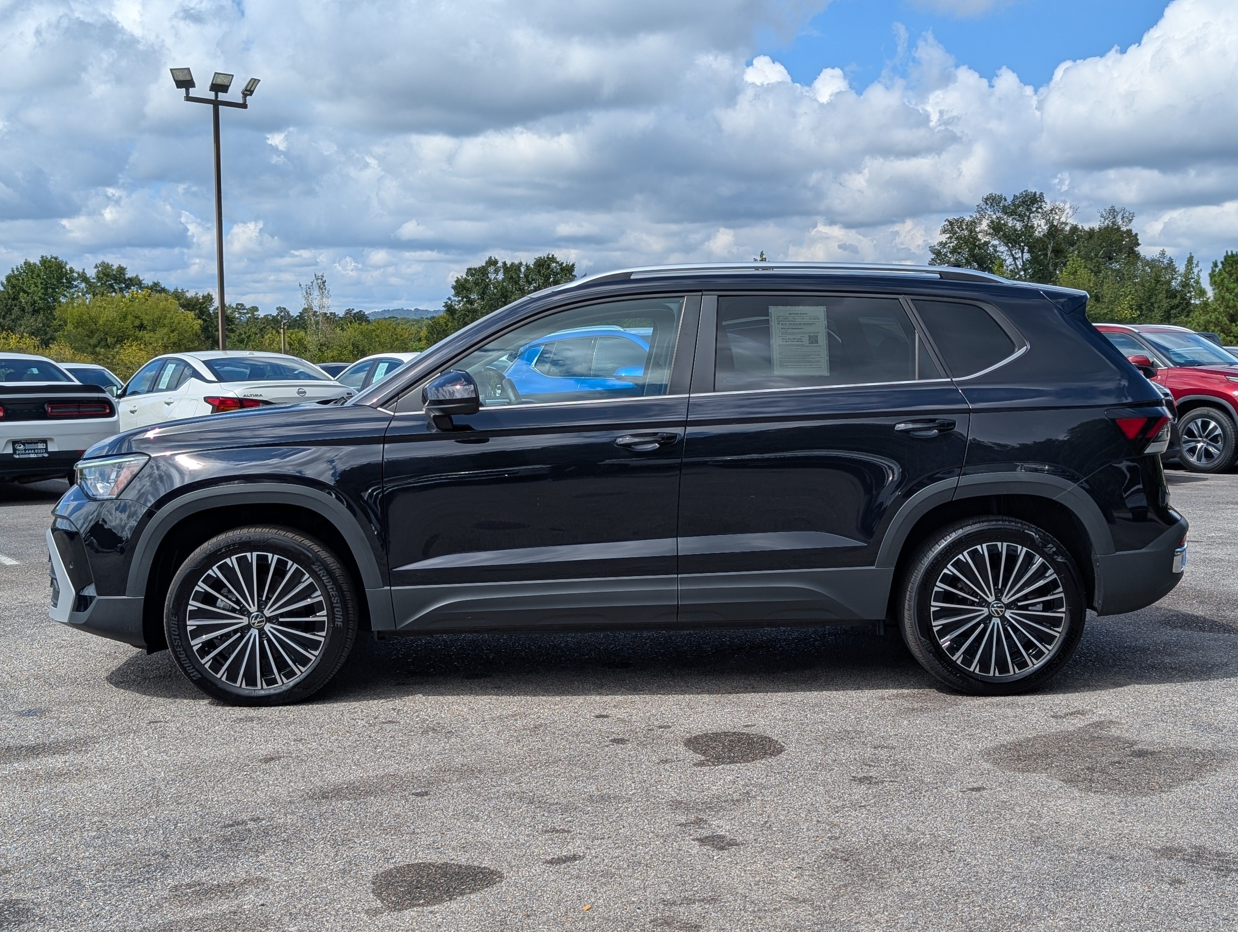 Used 2025 Volkswagen Taos SE w/ Panoramic Sunroof Package FWD image 6