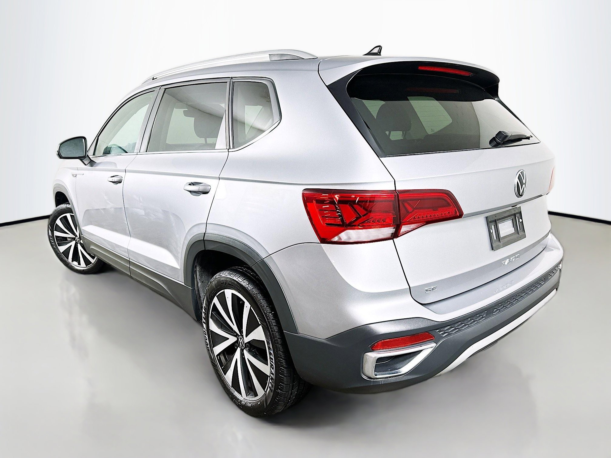 Used 2024 Volkswagen Taos SE image 5